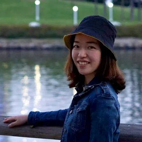 Headshot of Ran Hu in front of lake