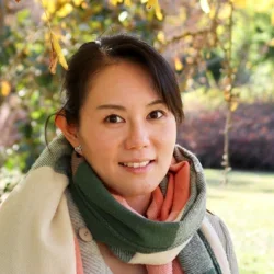 Headshot of Angela Ye in front of tree